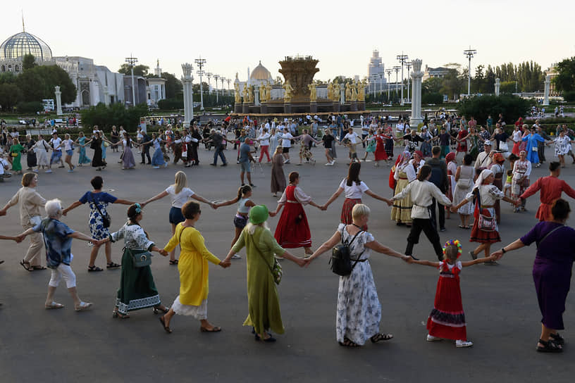 За свою историю фестиваль проводился в более чем 120 городах