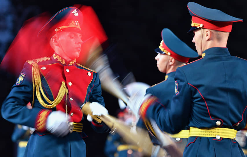 Военнослужащие роты почетного караула 154-го отдельного комендантского Преображенского полка на церемонии открытия