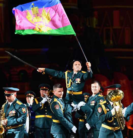 Участники оркестра Главного управления войск национальной гвардии по Краснодарскому краю на церемонии открытия