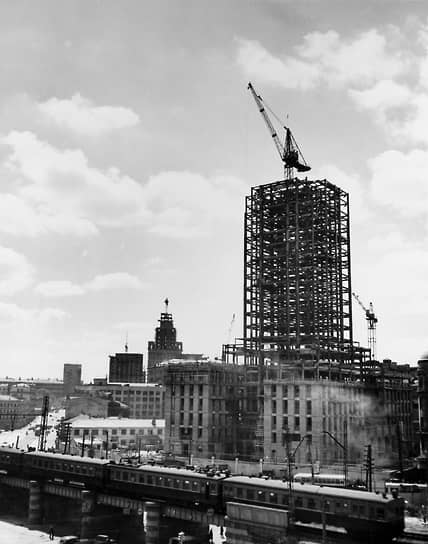 Гостиница «Ленинградская» была построена в 1949–1954 годах и стала самой низкой из сталинских высоток. Ее высота составила 139 м. Из-за особенностей грунта пришлось забивать сваи по всему периметру фундамента
