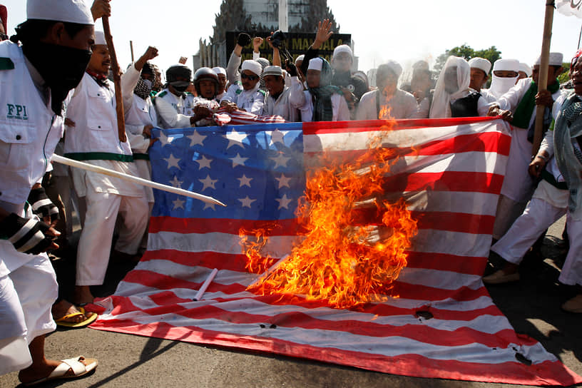 Протестующие сжигают американский флаг на акции против  фильма «Невинность мусульман»