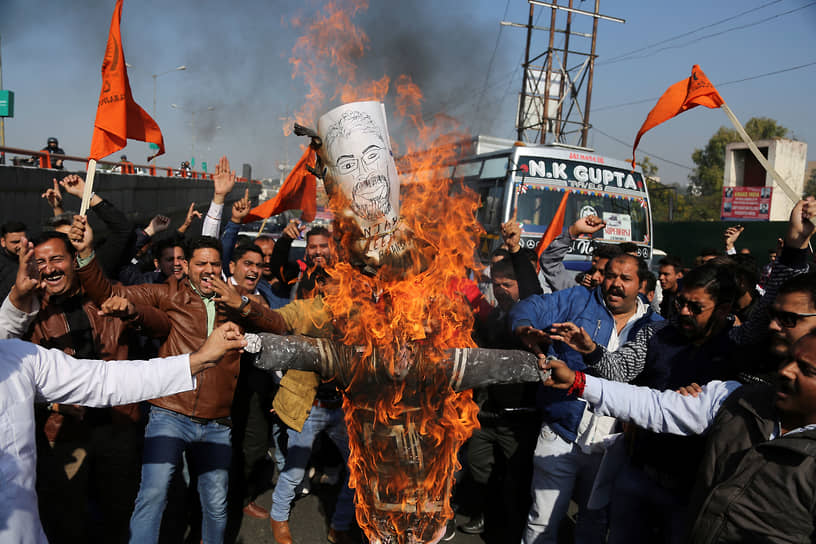 Члены общины раджпутов в Индии сжигают чучело кинорежиссера Санджая Лилы Бхансали