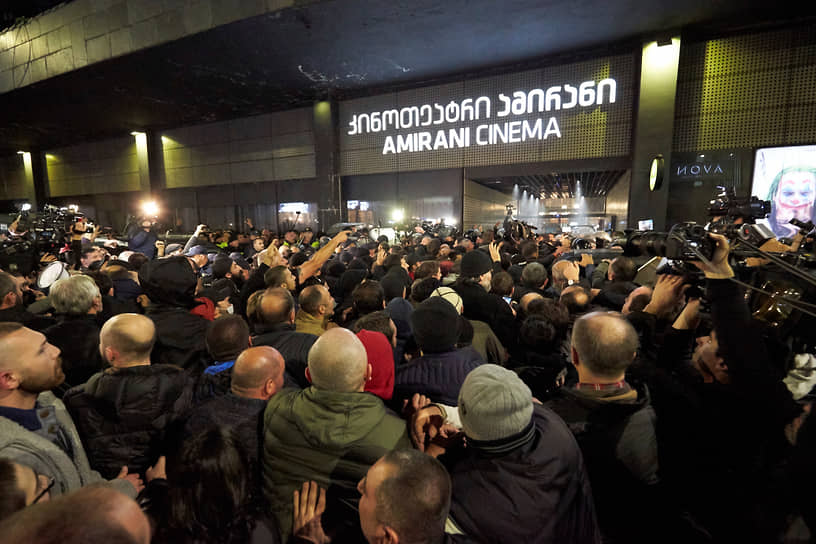 Протестующие против фильма «А потом мы танцевали» перед зданием кинотеатра в Тбилиси