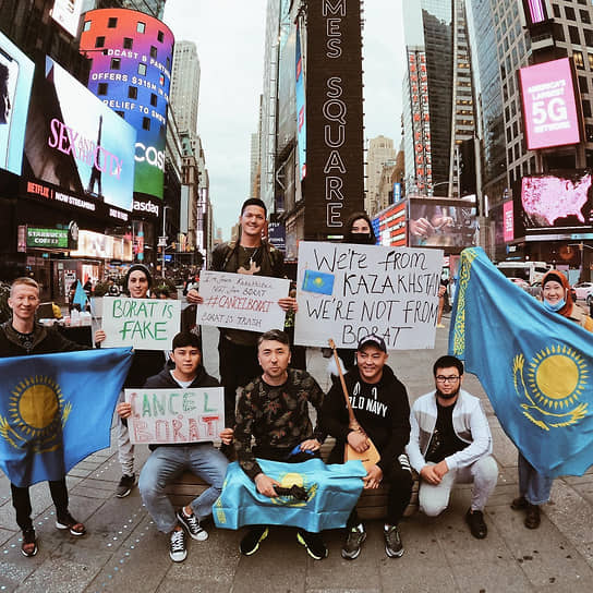 Митинг против фильма «Борат 2» в Нью-Йорке