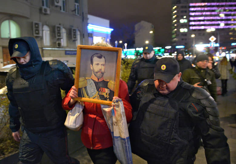 Задержание протестующего против фильма «Матильда» в Москве