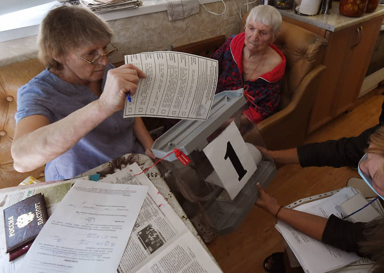 Крым. Избиратели на участке во время голосования