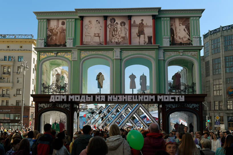 На площадке «Модные индустрии города» показали костюмы разных эпох 