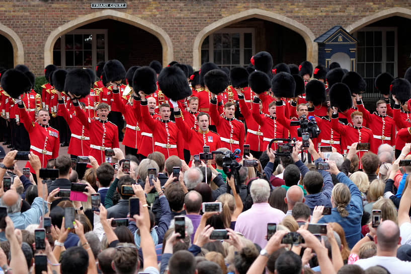 После провозглашения Карла III в Лондоне военные троекратно приветствовали нового короля 