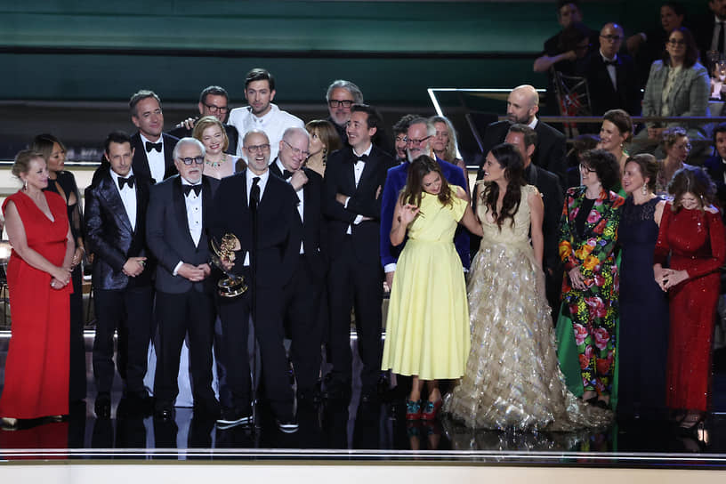 Сценарист Джесси Армстронг (с наградой) получил награду за лучший драматический сценарий. Он написал его для сериала «Наследники»