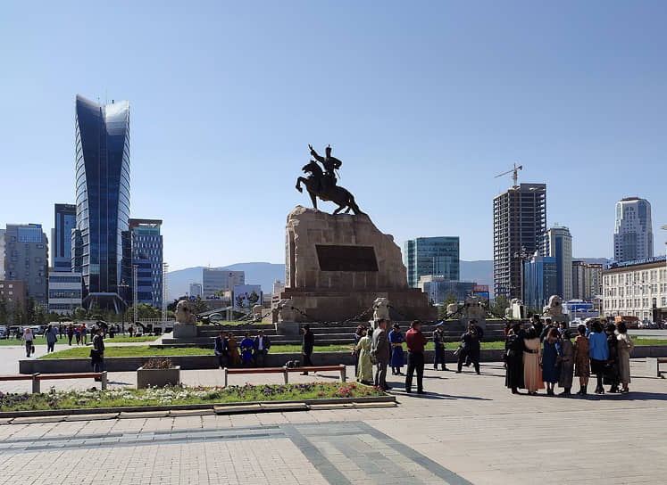 Площадь Сухэ-Батора — центр политической жизни Монголии. Здесь кончился социализм