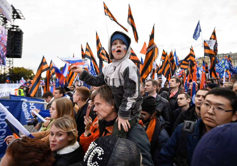 Участники митинга-концерта в Москве в поддержку референдума о присоединении новых территорий 