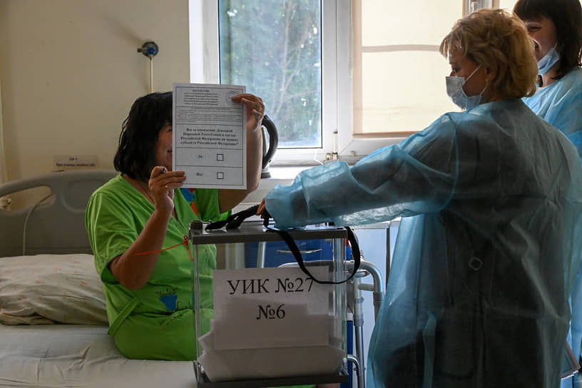 Сотрудники участковой избирательной комиссии № 27 и избиратели — пациенты больницы в ДНР
