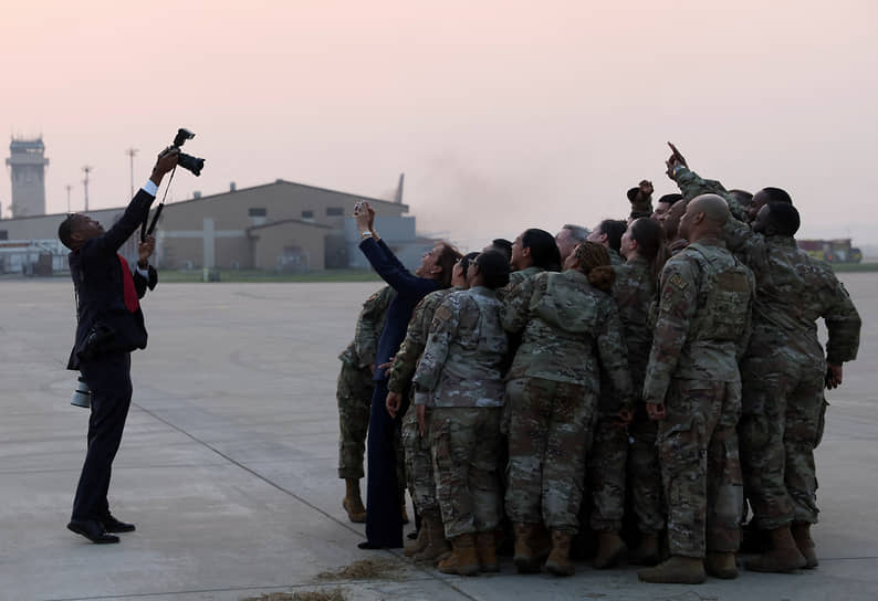 Пханмунджом. Вице-президент США Камала Харрис фотографируется с солдатами перед отъездом из демилитаризованной зоны между Южной Кореей и КНДР