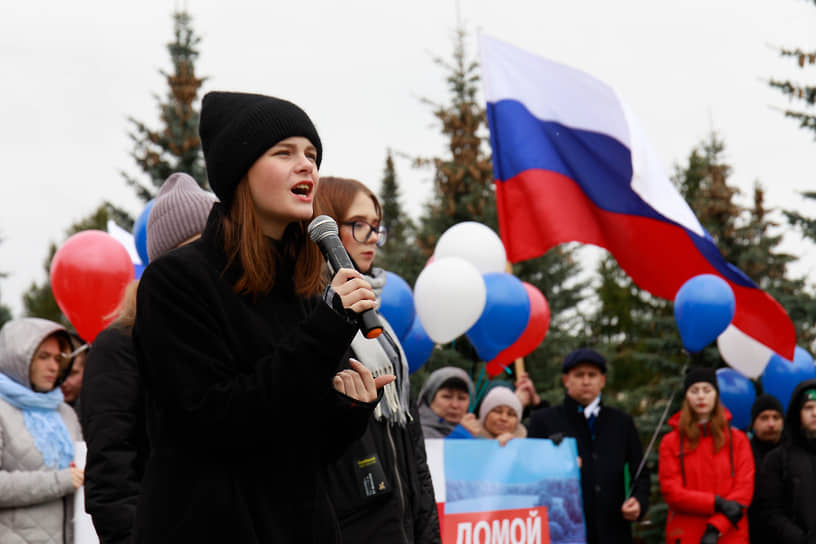 Митинг работников и ветеранов Уралвагонзавода на площади перед Центральной проходной в Нижнем Тагиле в поддержку итогов референдумов в ЛНР, ДНР, Запорожской и Херсонской областях