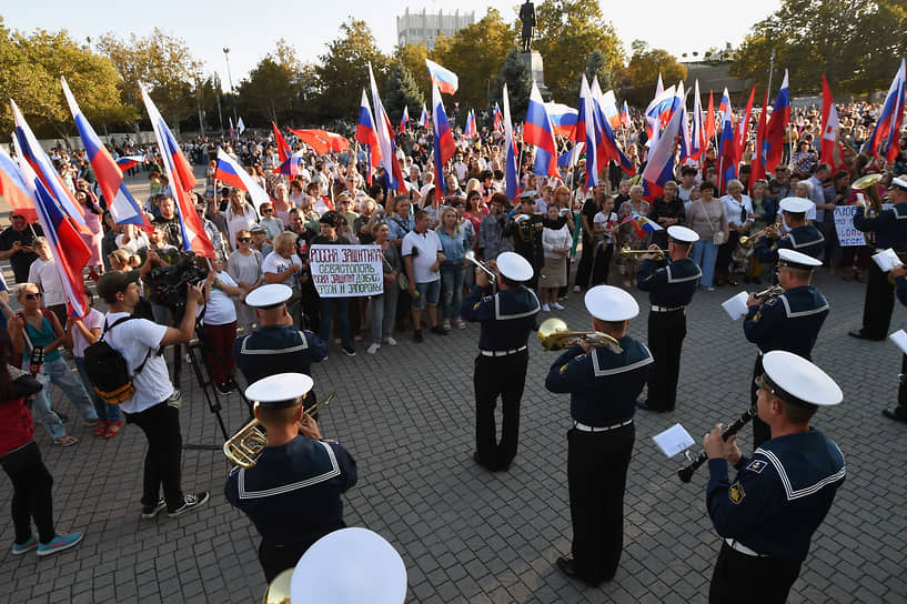 Митинг-концерт в поддержку вхождения ДНР, ЛНР, Херсонской и Запорожской областей в состав России на площади Нахимова в Севастополе