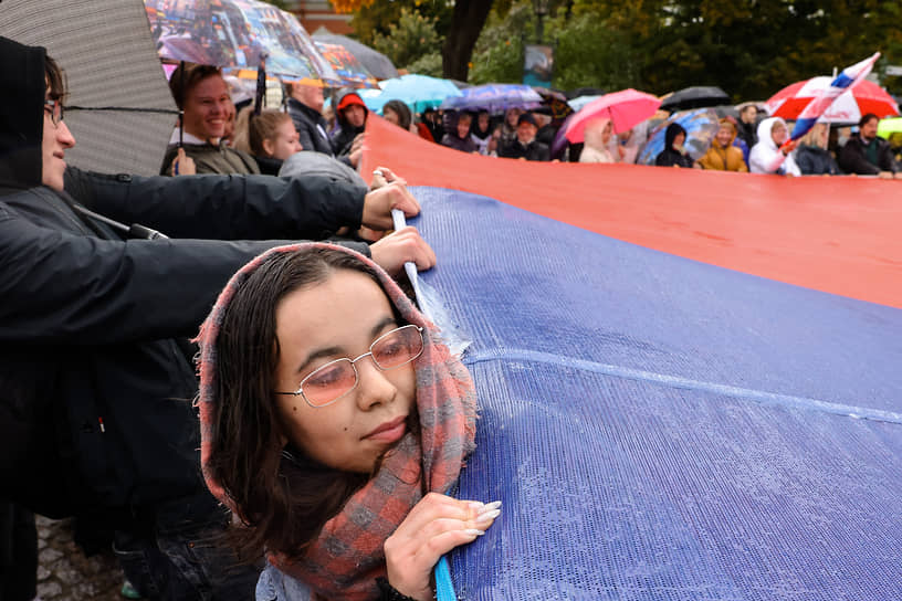 Санкт-Петербург. Участники митинг-концерта в поддержку вхождения ДНР, ЛНР, Херсонской и Запорожской областей в состав России у Петропавловской крепости