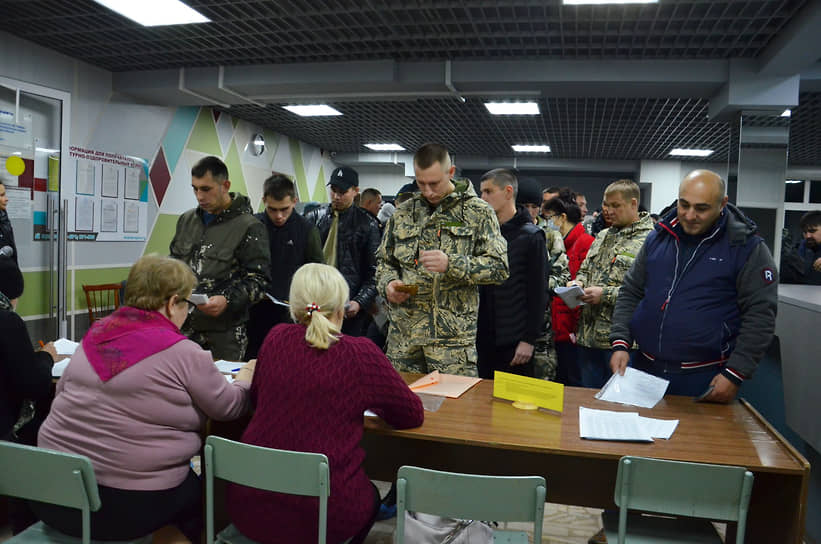 Врач-онколог Сурен Бозоян (справа) в призывном пункте