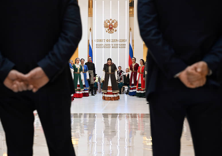 Москва. Артисты омского русского народного хора на выступлении в Совете федерации 