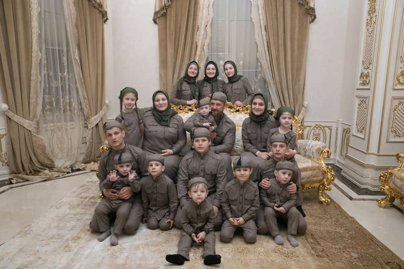 Глава Чечни Рамзан Кадыров воспитывает 14 детей. Самым младшим — близнецам Хасану и Хусейну — по шесть лет