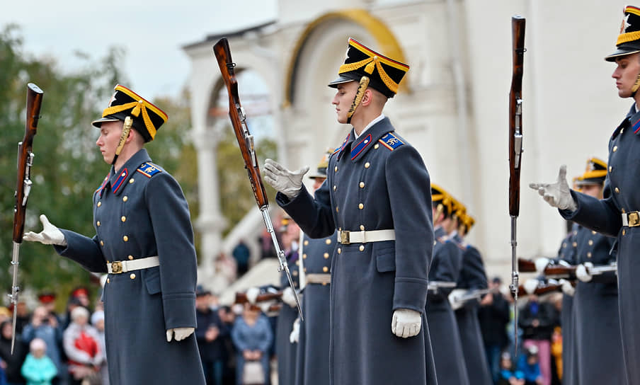 Гвардейцы президентского полка на Соборной площади