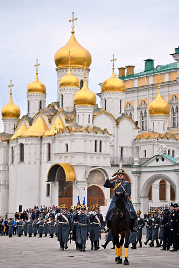 Гвардейцы президентского полка выступают на Соборной площади на церемонии развода пеших и конных караулов