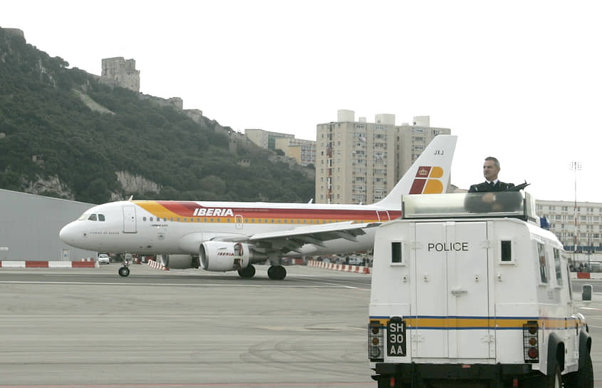 Первый в истории прямой пассажирский рейс из Испании в Гибралтар в 2006 году ознаменовал новую эру для британской колонии