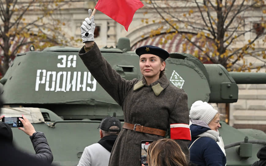 Выступление артистов в ходе театрализованной постановки