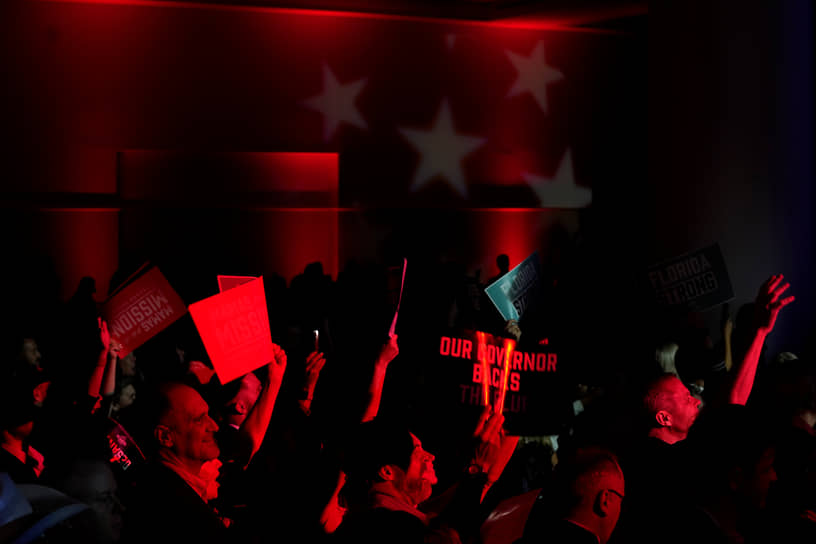 Тампа, США. Сторонники губернатора Флориды Рональда Десантиса на вечеринке перед выборами