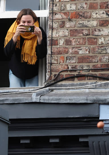 Йорк, Великобритания. Местная жительница фотографирует летящее в короля Карла III яйцо