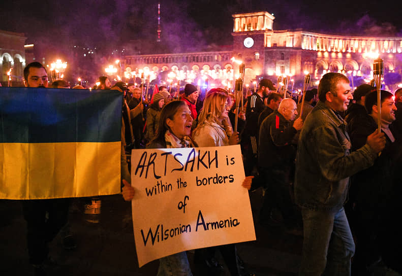 В ходе акции участники скандировали «Свободная независимая Армения» и призывали к воссоединению с Нагорным Карабахом