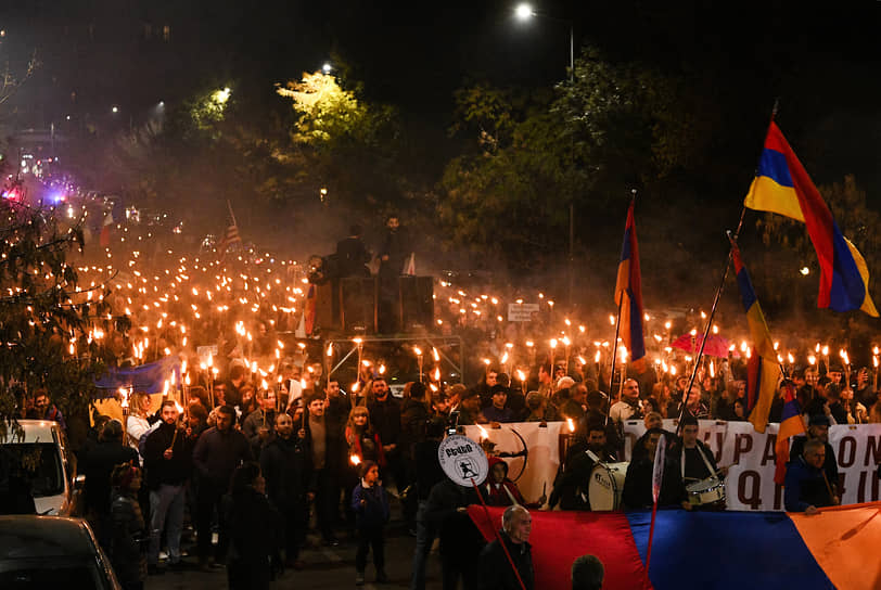 По данным местной полиции, в акции приняли участие около 400 человек, организаторы мероприятия заявили о 700 участниках