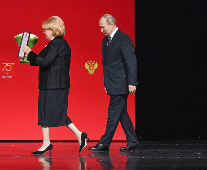 Москва. Президент России Владимир Путин и руководитель Федерального медико-биологического агентства Вероника Скворцова на торжественном вечере, посвященном 75-летию агенства