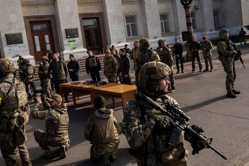 Херсон. Президент Украины Владимир Зеленский (в центре) произносит речь в окружении солдат 