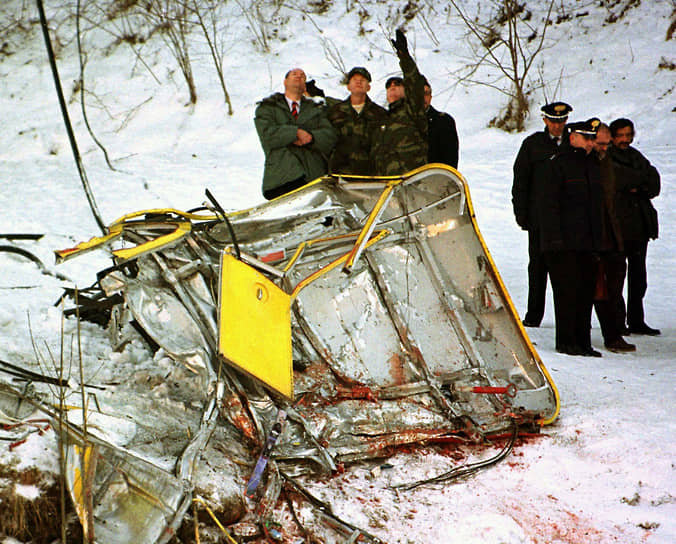 3 февраля 1998 года недалеко от итальянского города Кавалезе в разгар горнолыжного сезона произошла трагедия с участием пилотов Корпуса морской пехоты США. Самолет EA-6 «Праулер», находившийся на базе НАТО в Италии, выполнял тренировочный полет в Доломитовых Альпах. Двигаясь на небольшой высоте, судно зацепилось за неизвестный трос, который повредил правое крыло. После приземления выяснилось, что это был трос канатной дороги. В результате со стометровой высоты рухнула кабина с 20 лыжниками. Все они погибли