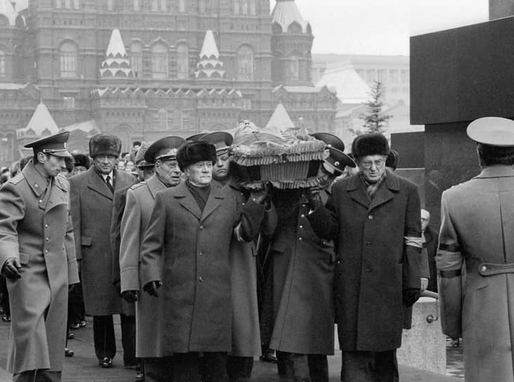 Члены Политбюро ЦК КПСС несут гроб с телом Леонида Брежнева к месту захоронения у Кремлевской стены