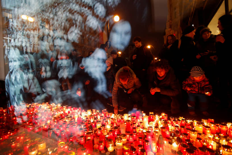 Прага. Люди зажигают свечи у мемориала Бархатной революции во время празднования ее 33-й годовщины