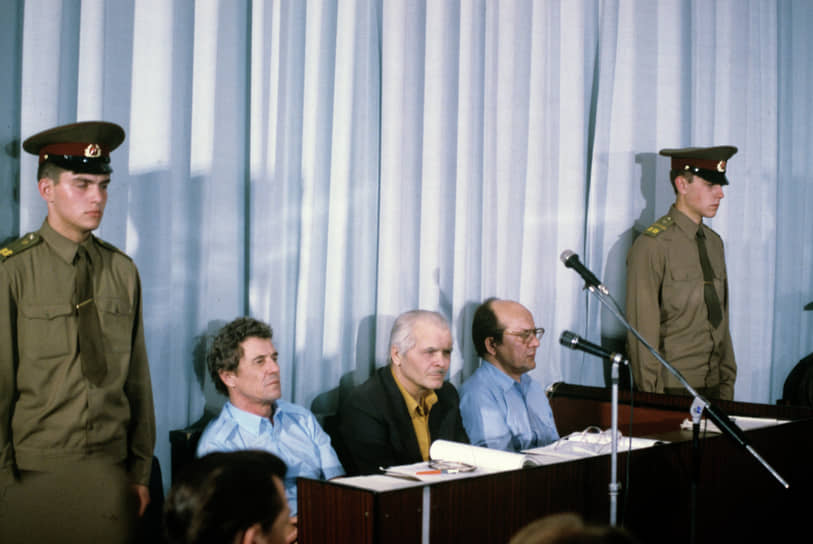 Виктор Брюханов (второй слева) на суде по делу об аварии на Чернобыльской АЭС