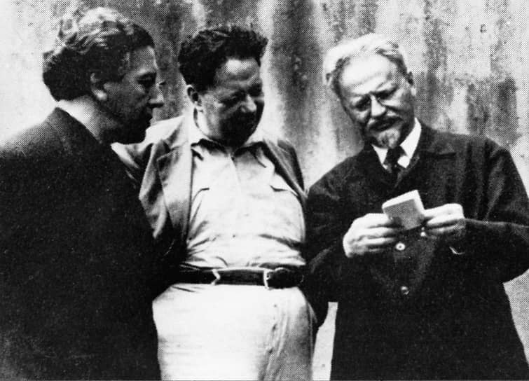 Лев Троцкий (справа)