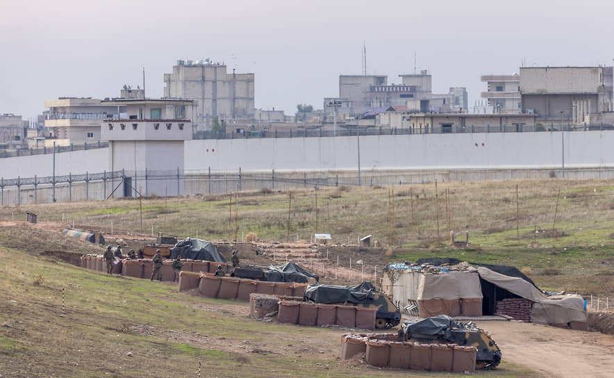 Турецкая военная техника на границе возле сирийского города Джераблус