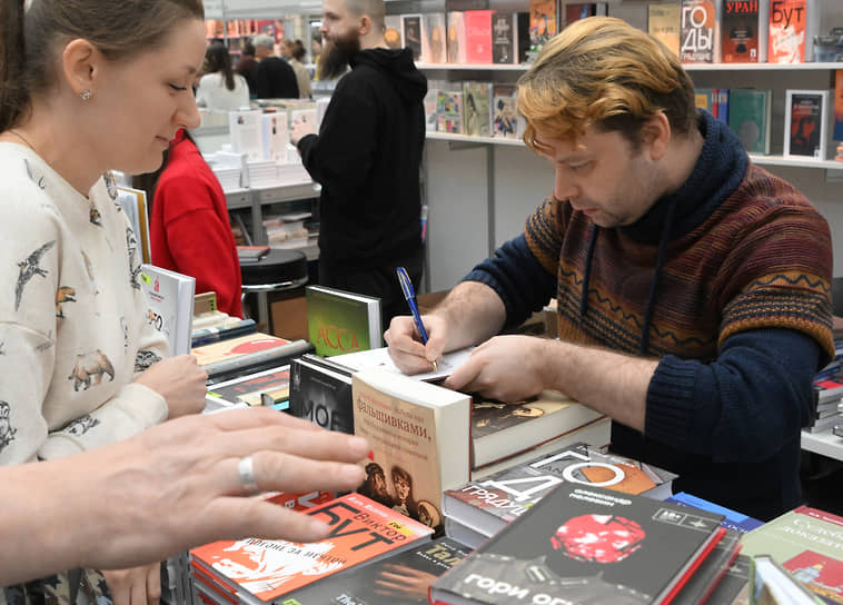 Писатель Александр Пелевин (справа) после презентации его новой книги  «Гори огнем»