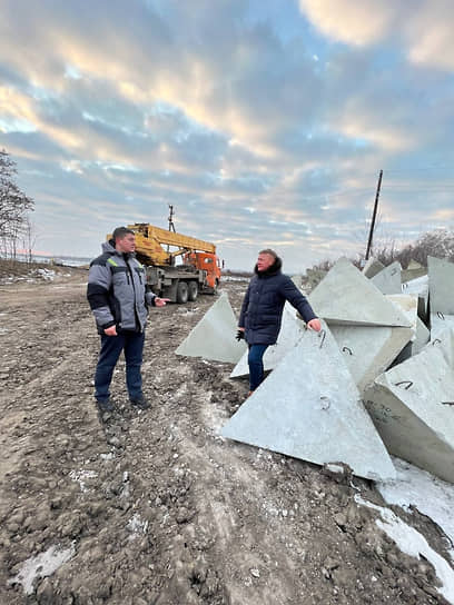 Губернатор Курской области Роман Старовойт (справа) проверил установку противотанковых заграждений