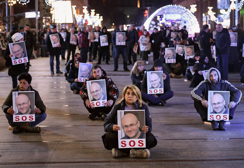 Ереван. Участники акции движения «Национально-демократический полюс» с требованием перевести из тюрьмы в больницу члена движения Варужана Аветисяна, осужденного за захват здания ППС в 2016 году