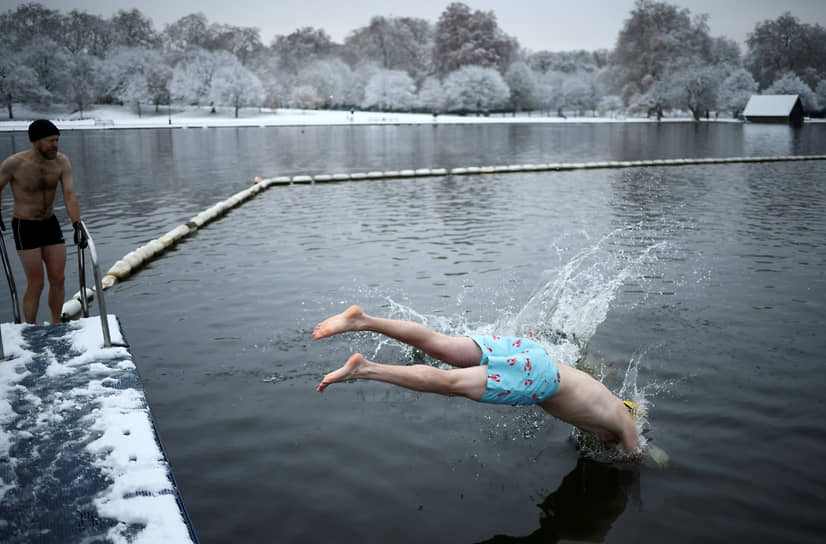 Лондон, Великобритания. Мужчина ныряет в озеро Серпентин
