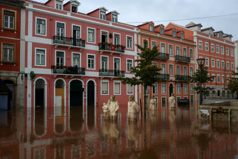Оэйраш, Португалия. Последствия наводнения, вызванного ливнями