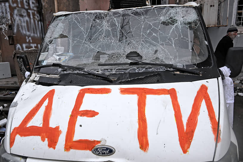 Надпись «дети» на разбитом автомобиле в Мариуполе