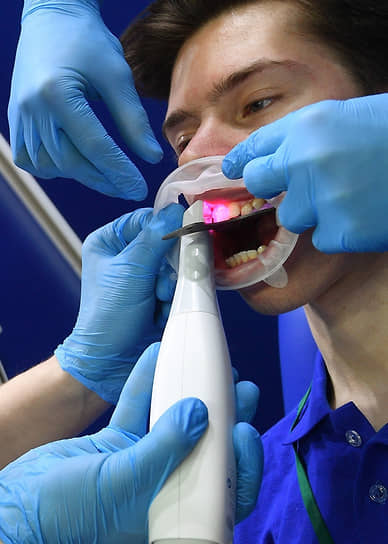 Стенд специального оборудования для лечения зубов на московском стоматологическом форуме «Дентал Салон 2022»