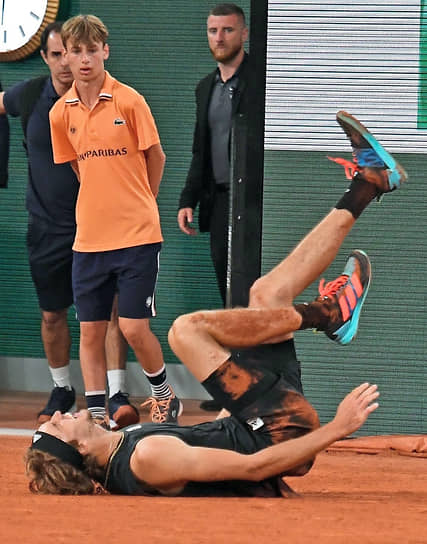 Получивший травму немецкий теннисист Александр Зверев на чемпионате Франции по теннису Roland Garros