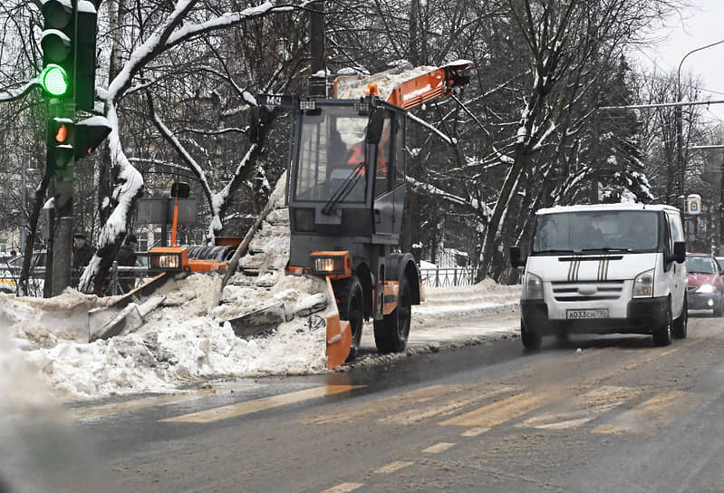 Уборка снега с проезжей части