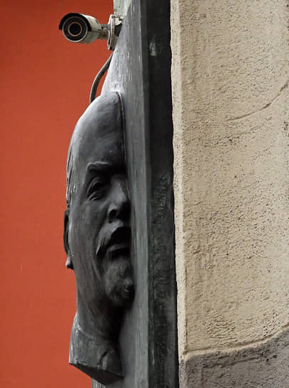 Москва. Барельеф с портретом Владимира Ленина на стене здания