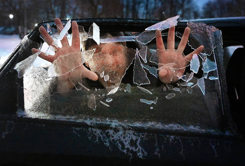 Москва. Мужчина разбивает наледь на боковом окне автомобиля